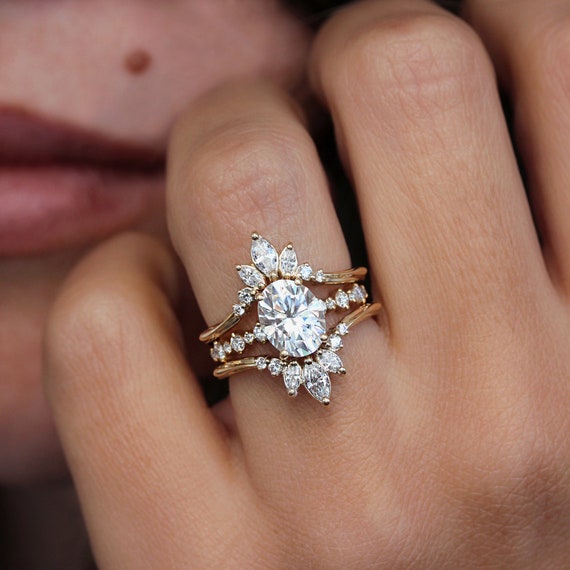 Anello di fidanzamento classico con fascia ovale in diamanti