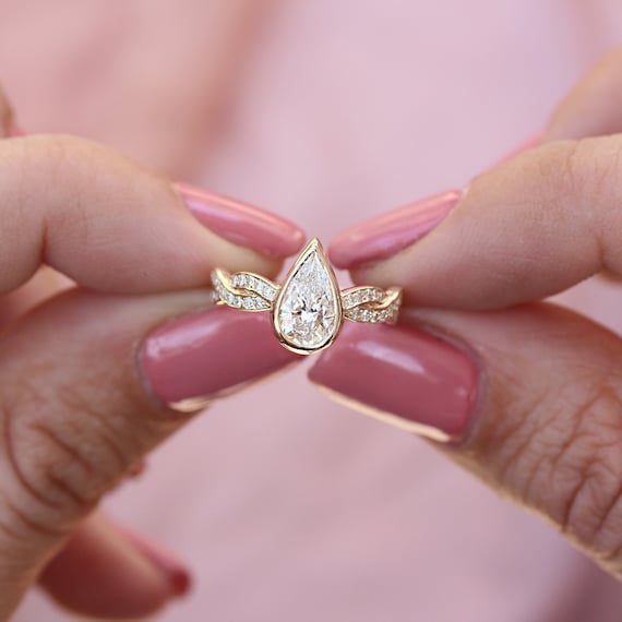 Pear bezel ring deals