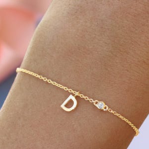Pulsera/collar con mini inicial en oro de 14 quilates y diamante de nacimiento. Pulsera con dijes, regalo personalizado, joyería fina.