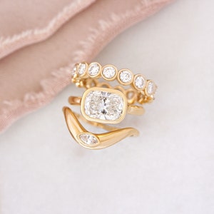 East West Set Bezel Set Cushion Cut 2 carat Diamond Solitaire, Diamond, Lab Diamond, Luxurious Minimalist Modern Chuny Engagement Ring