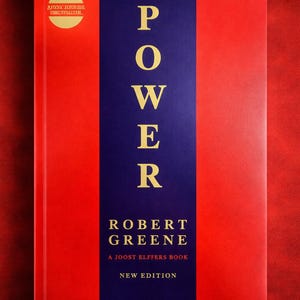 Puede incluir: Un libro de tapa dura titulado "The 48 Laws of Power" de Robert Greene. El libro tiene una cubierta roja con una franja azul vertical en el centro. La palabra "POWER" est&aacute; escrita en letras doradas. Nueva edici&oacute;n.