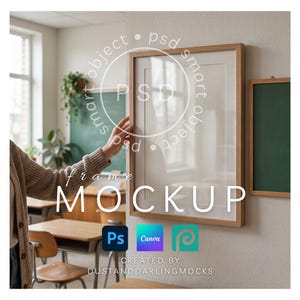 Pode incluir: Uma moldura retangular de madeira com um passe-partout branco, montada numa parede de cor clara. A moldura está posicionada ao lado de um quadro verde numa sala de aula. A imagem inclui sobreposições de texto frame MOCKUP e PSD.