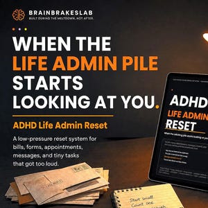 Peut inclure: Une tablette numérique affiche le système ADHD Life Admin Reset, entourée d'une pile d'enveloppes, d'un carnet à spirales avec des notes manuscrites et de notes adhésives orange. Le texte indique : When the life admin pile starts looking at you.