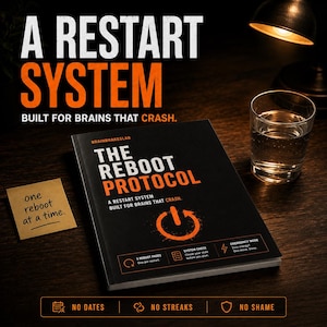 Peut inclure: Un livre noir intitulé The Reboot Protocol avec du texte orange et blanc. La couverture présente une icône de bouton d'alimentation, le texte A RESTART SYSTEM BUILT FOR BRAINS THAT CRASH et une note indiquant one reboot at a time. Un verre d'eau.