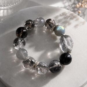 Pulseira statement com cristais mistos, incluindo labradorita, hiperstênio e quartzo.