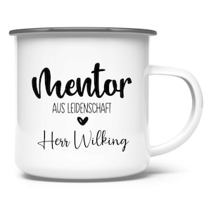 Könnte beinhalten: Ein weißer Emaillebecher mit grauem Rand und Henkel, der mit dem schwarzen Text Mentor AUS LEIDENSCHAFT, einem kleinen Herzsymbol und dem in Schreibschrift gedruckten Namen Herr Wilking auf der Vorderseite versehen ist.