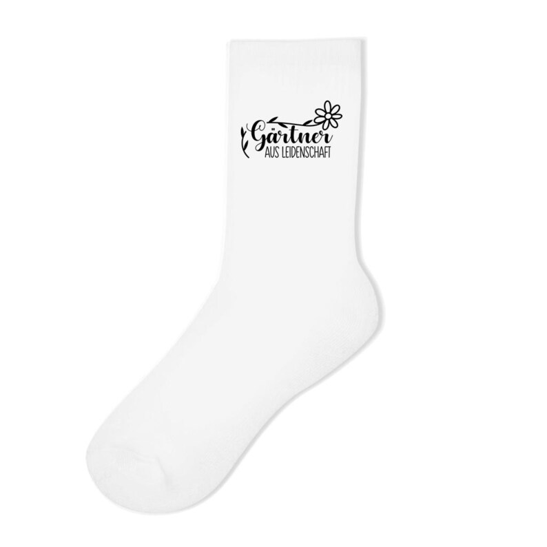 Op de afbeelding: Een witte enkelsok met een zwarte grafische print op de bovenzijde. Het ontwerp bevat een klein bloemicoontje en de Duitse tekst G&auml;rtner aus Leidenschaft in een combinatie van een sierlijk handschrift en een strak schreefloos lettertype.