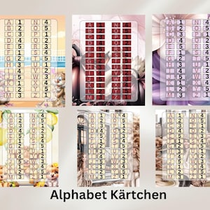 Könnte beinhalten: Sechs illustrierte Karten mit Alphabet und Zahlen, jede mit einem anderen Hintergrund. Der Text "Alphabet Kärtchen" steht unten. Die Karten haben ein Raster aus Buchstaben und Zahlen.