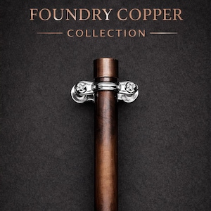 Könnte beinhalten: Rustikales Holzschild mit dem Text "Welcome to our home" in weißer Schrift. Das Schild hat eine Used-Optik und ein schlichtes, einladendes Design.