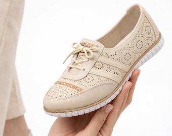 Sneakers beige da donna fatte a mano: comode scarpe da passeggio, stile casual con lacci.