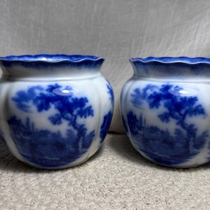 Paire de cache-pots anciens Ridgway Humphrey, décorés d'horloges | Faïence anglaise à décor bleu et blanc inspirée de Dickens | Époque édouardienne