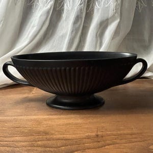 Vaso vintage Wedgwood em basalto preto | Tigela de console canelada, preto fosco (1960)