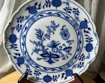 Piatto vintage bavarese con decorazione a cipolla blu / Porcellana con bordo smerlato e motivi botanici