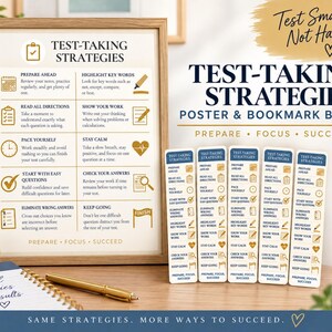 Könnte beinhalten: Ein Set aus Poster und Lesezeichen mit Strategien für Prüfungen, darunter Tipps wie Vorbereitung, Zeitmanagement und Überprüfung der Antworten. Das Set enthält ein gerahmtes Poster und fünf Lesezeichen mit Text und Symbolen in Marineblau und Gold.