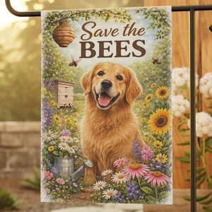 Może przedstawiać: Flaga ogrodowa z psem Golden Retriever otoczonym kwiatami, pszczołami i ulem. Flaga głosi "Save the BEES". Flaga jest zamontowana na czarnym metalowym paliku ogrodowym.