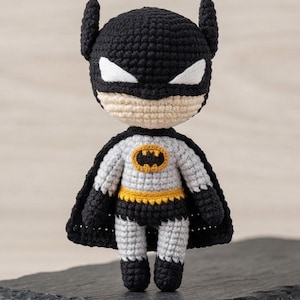 Puede incluir: Un juego de tres tazas de cerámica con un acabado moteado y mate. Las tazas son en tonos crema, gris claro y gris oscuro. Cada taza tiene un diseño simple y minimalista y un asa redondeada.