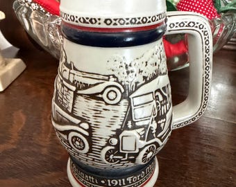 Mini chope à bière Avon en céramique, vintage 1982, représentant une scène en relief de voitures anciennes, fabriquées à la main au Brésil.