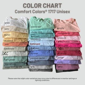 Puede incluir: Carta de colores de camisetas Comfort Colors 1717 Unisex. La tabla muestra una gama de colores, incluyendo blanco, marfil, mantequilla, mostaza, &ntilde;ame, arenisca, bah&iacute;a, verde claro, p&iacute;cea azul, musgo, arrecife de la isla, menta tiza, espuma de mar, chambray, hortensia, vaquero azul, flo blue, denim lavado, denim, gris, pimienta, melocot&oacute;n, baya crujiente, flor, sand&iacute;a, rosa ne&oacute;n, ladrillo, carmes&iacute;, orqu&iacute;dea, violeta, baya y negro.