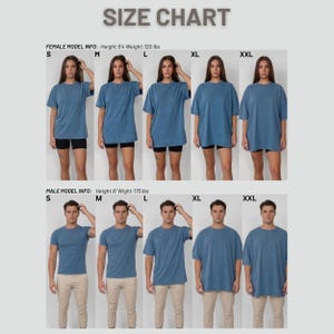 Puede incluir: Un cuadro de tallas muestra camisetas azules de diferentes tallas en modelos. El cuadro incluye las tallas S, M, L, XL y XXL para modelos masculinos y femeninos. El texto "SIZE CHART" est&aacute; en la parte superior.