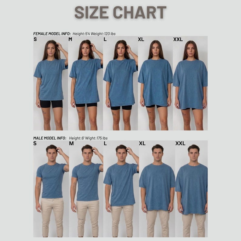 Puede incluir: Un cuadro de tallas muestra camisetas azules de diferentes tallas en modelos. El cuadro incluye las tallas S, M, L, XL y XXL para modelos masculinos y femeninos. El texto "SIZE CHART" est&aacute; en la parte superior.