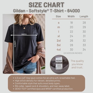 Puede incluir: Tabla de tallas para una camiseta Gildan Softstyle, modelo 64000, con medidas en pulgadas. La tabla muestra las tallas S a 4XL, con los anchos y largos correspondientes. La camiseta es negra y la tabla incluye detalles sobre el tejido.