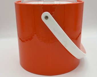 Cubitera de vinilo Kraftware color naranja especiado, estilo vintage de los años 70, con tapa y asa de Lucite.