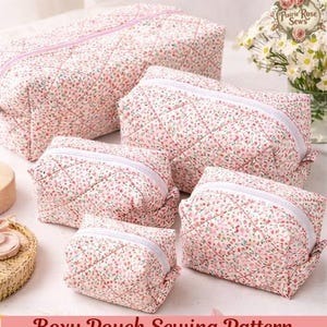 Può includere: Una collezione di pochette quadrate trapuntate di varie dimensioni, con un motivo floreale in rosa, rosso e verde su sfondo bianco. Ogni pochette ha una cerniera bianca. Il testo "Boxy Pouch Sewing Pattern" è in basso.