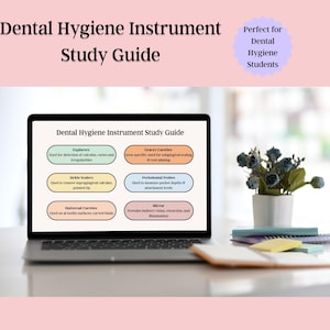 Puede incluir: Una computadora portátil muestra una "Guía de estudio de instrumentos de higiene dental" con diagramas de herramientas dentales. La pantalla está abierta sobre un escritorio con una pequeña planta en maceta y un bloc de notas. El fondo es rosa suave.