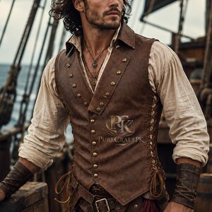 Op de afbeelding: Een bruin leren vest met goudkleurige knopen en veterdetails, gedragen over een wit overhemd. De afbeelding toont ook een bijpassende riem, polsbanden en een rode sjerp, wat een historisch of piratenthema suggereert.