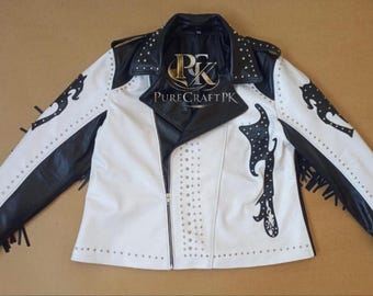 Chaqueta unisex de cuero con flecos, tachuelas y detalles en blanco y negro, estilo motero rockero occidental.