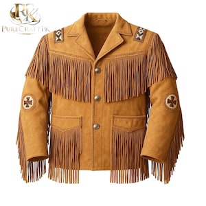 Puede incluir: Chaqueta de ante marrón claro con flecos en las mangas, el pecho y la espalda. La chaqueta presenta costuras decorativas, botones plateados y parches con un diseño de cruz en las mangas. Estilo western clásico.