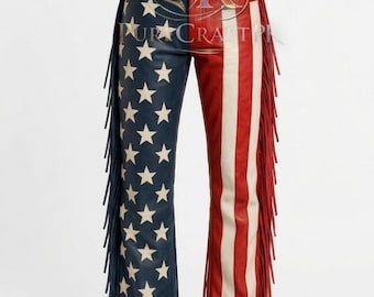 Calças de couro com franjas e a bandeira americana, estilo cowboy do oeste americano, roupa ideal para cosplay em festivais.