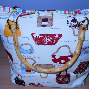 Bolso de mano o cartera con asa de bambú