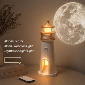 Può includere: Una luce notturna a forma di faro bianco con una parte superiore dorata e una proiezione lunare. Il faro ha una piccola porta e una scala all'interno. Il testo sull'immagine dice "Motion-Sensor Moon Projection Light Lighthouse Night Light". Un telecomando è sul tavolo.