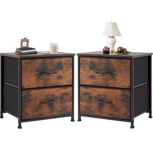 Puede incluir: Dos mesitas de noche a juego con un diseño rústico de vetas de madera en los frentes de los cajones. Cada mesita tiene dos cajones con tiradores de metal negro y un marco de metal negro. Una lámpara y objetos decorativos encima.