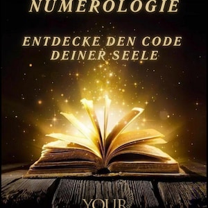Könnte beinhalten: Ein offenes Buch mit leuchtenden Seiten und goldenem Licht, das davon ausgeht. Der Text "NUMEROLOGIE" steht oben, darunter "ENTDECKE DEN CODE DEINER SEELE". Die Worte "YOUR CODE" und "by Jana" stehen unten.