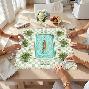 K&ouml;nnte beinhalten: Ein rechteckiges Mahjong-Spielbrett mit einem zentralen Swimmingpool-Motiv inklusive Leopard, umgeben von einer hellgr&uuml;n-wei&szlig;en Schachbrett-Terrasse, Palmen und Liegest&uuml;hlen, mit Mahjong-Spielsteinen an den R&auml;ndern.