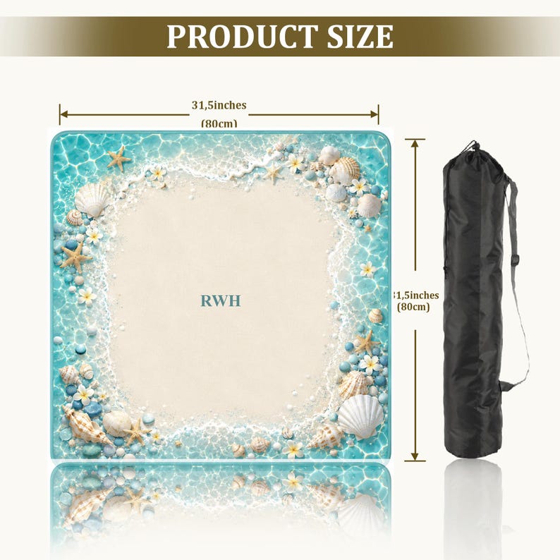 Puede incluir: Una alfombra cuadrada con un estampado de playa que incluye agua turquesa, arena blanca, conchas y flores, marcada con las letras RWH. Mide 80 cm por 80 cm e incluye una bolsa de transporte cil&iacute;ndrica de color negro con correa para el hombro.