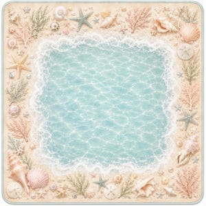 Op de afbeelding: Een vierkante decoratieve mat met een centraal lichtblauw waterontwerp met witte schuimranden. De rand is samengesteld uit diverse schelpen, zeesterren, zanddollars en koraaltakken in tinten beige, roze en zachtgroen op een zandkleurige ondergrond.