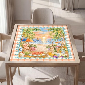 Op de afbeelding: Een vierkante placemat met een strandtafereel met palmbomen, een zonsondergang boven de oceaan, zeilboten, ligstoelen en een hangmat. Op de voorgrond staat een picknick met watermeloenpartjes, fruit en een fles, omlijst door een perzikkleurige ruitrand.