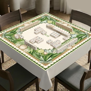 K&ouml;nnte beinhalten: Eine quadratische Mahjong-Tischdecke mit cremefarbener Mitte, auf der Mahjong-Steine und die Buchstaben WH liegen, umgeben von einem breiten Rand mit gr&uuml;nen Palmbl&auml;ttern, wei&szlig;en Bl&uuml;ten, Zitrusfr&uuml;chten und Muscheln auf wei&szlig;em Grund.