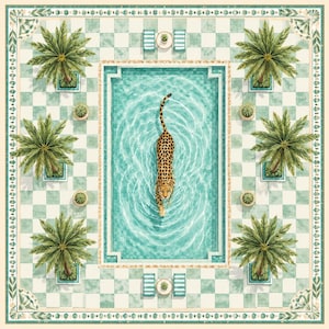 K&ouml;nnte beinhalten: Ein quadratisches Dekotuch mit einer Draufsicht-Illustration eines Leoparden, der in einem rechteckigen t&uuml;rkisfarbenen Pool schwimmt. Der Pool ist von einer gr&uuml;n-wei&szlig;en Schachbrett-Terrasse mit sechs Palmen, vier Kakteen und zwei St&uuml;hlen umgeben.