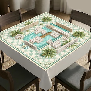 K&ouml;nnte beinhalten: Eine quadratische Mahjong-Tischdecke mit einem zentralen Motiv eines Swimmingpools mit einem Leopardenmuster-Schwimmtier, umgeben von einem gr&uuml;n-wei&szlig;en Karomuster mit Palmenillustrationen. Die Oberfl&auml;che ist mit elfenbeinfarbenen Mahjong-Steinen belegt.