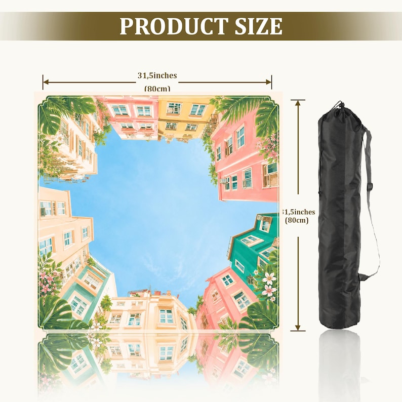 Puede incluir: Una alfombra cuadrada con una vista en contrapicado de edificios coloridos que rodean un cielo azul, con acentos de follaje verde. La alfombra mide 80 cm por 80 cm. Se muestra una bolsa de transporte cil&iacute;ndrica negra con correa al lado.