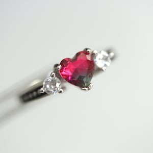Coeur CZ aspect tourmaline pastèque dans un joli cadre en argent sterling rehaussé