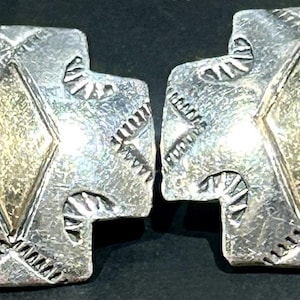 Örhängen i 14K sterling silver med signerade C-kors och stämplade klämmor