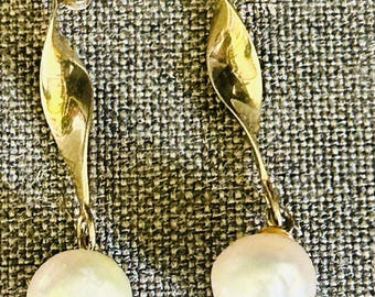 Vintage 14K Solid Yellow Gold 8 MM Cultured Pearl Twisting Dangle Earrings 3.05g