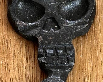 Abrebotellas vintage con forma de calavera forjada a mano, arte popular, 9,5 cm (3 3/4”), 55,13 gramos.