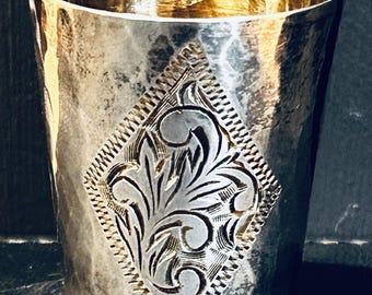 Coppa Kiddush antica in argento sterling martellato, bicchiere da shot con decorazioni floreali incise a mano, 20,3 gr.