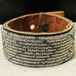 Brazalete de cuero ombré de ancho medio con cuentas plateadas y gris pizarra, hecho en Tanzania.